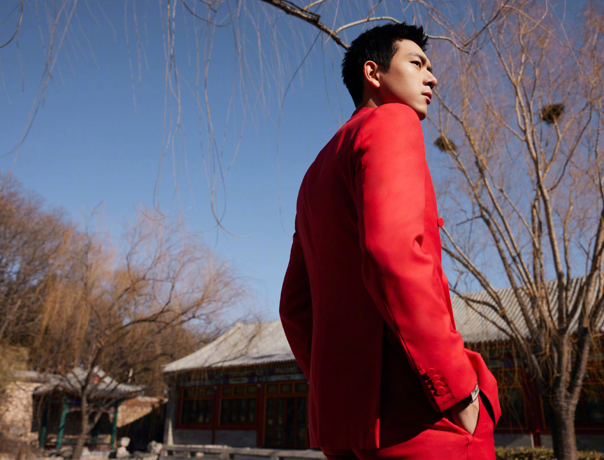 李现春晚造型一则,身穿正红色西服套装,举手投足间尽显矜贵优雅