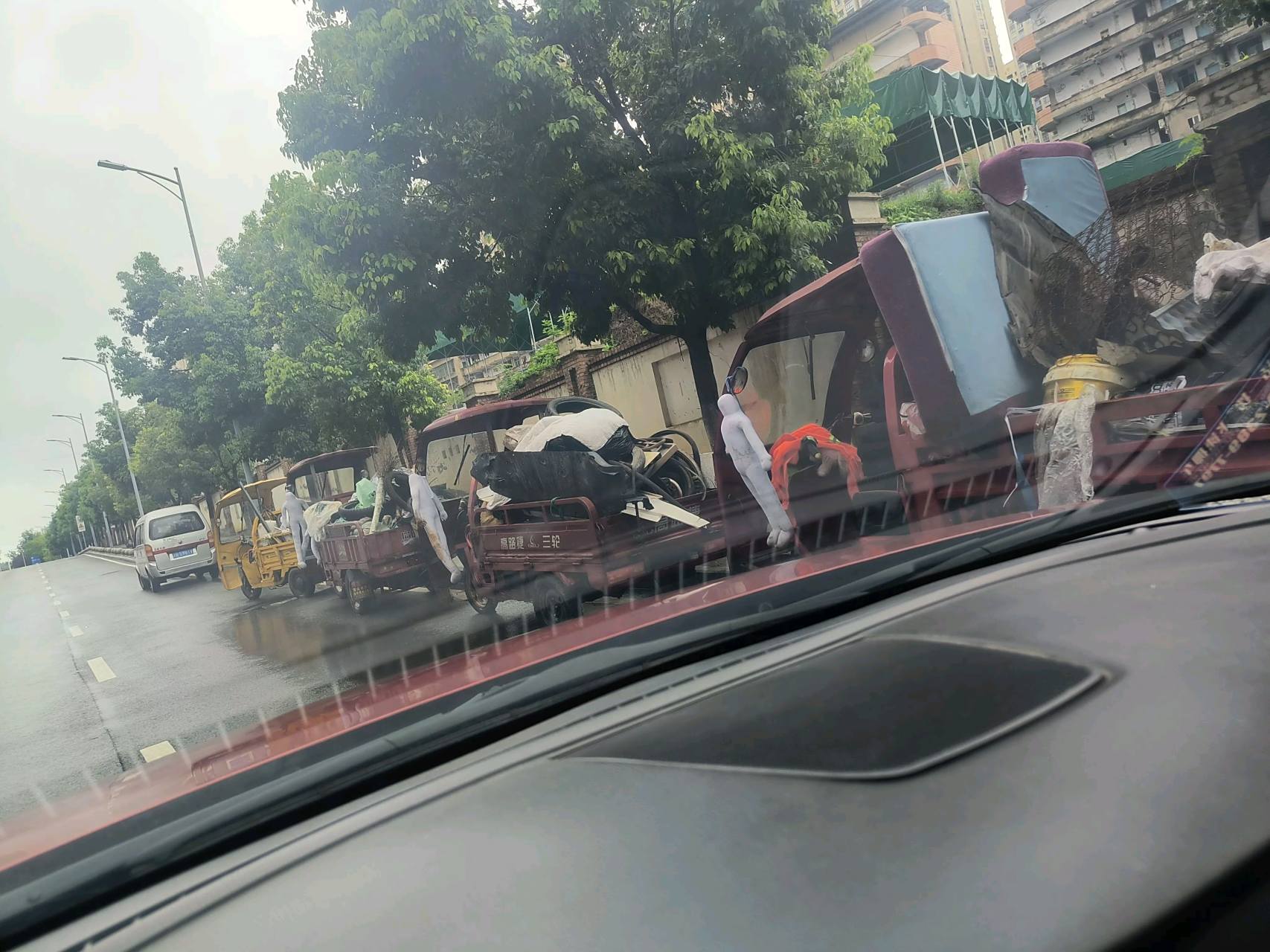 一排车每个车挂一个假人是什么意思!