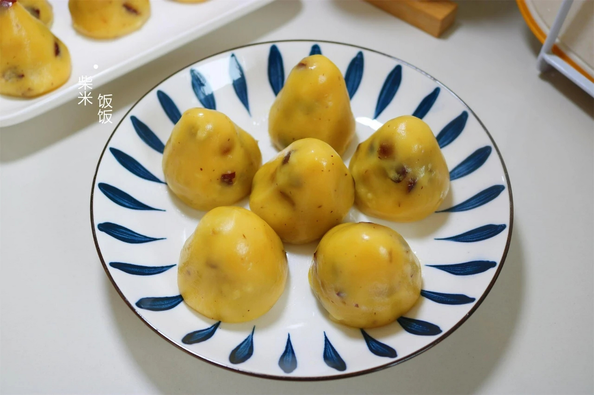 【食材】玉米面粉,糯米粉,红枣,白糖  【具体做法】 1,150克玉米面粉