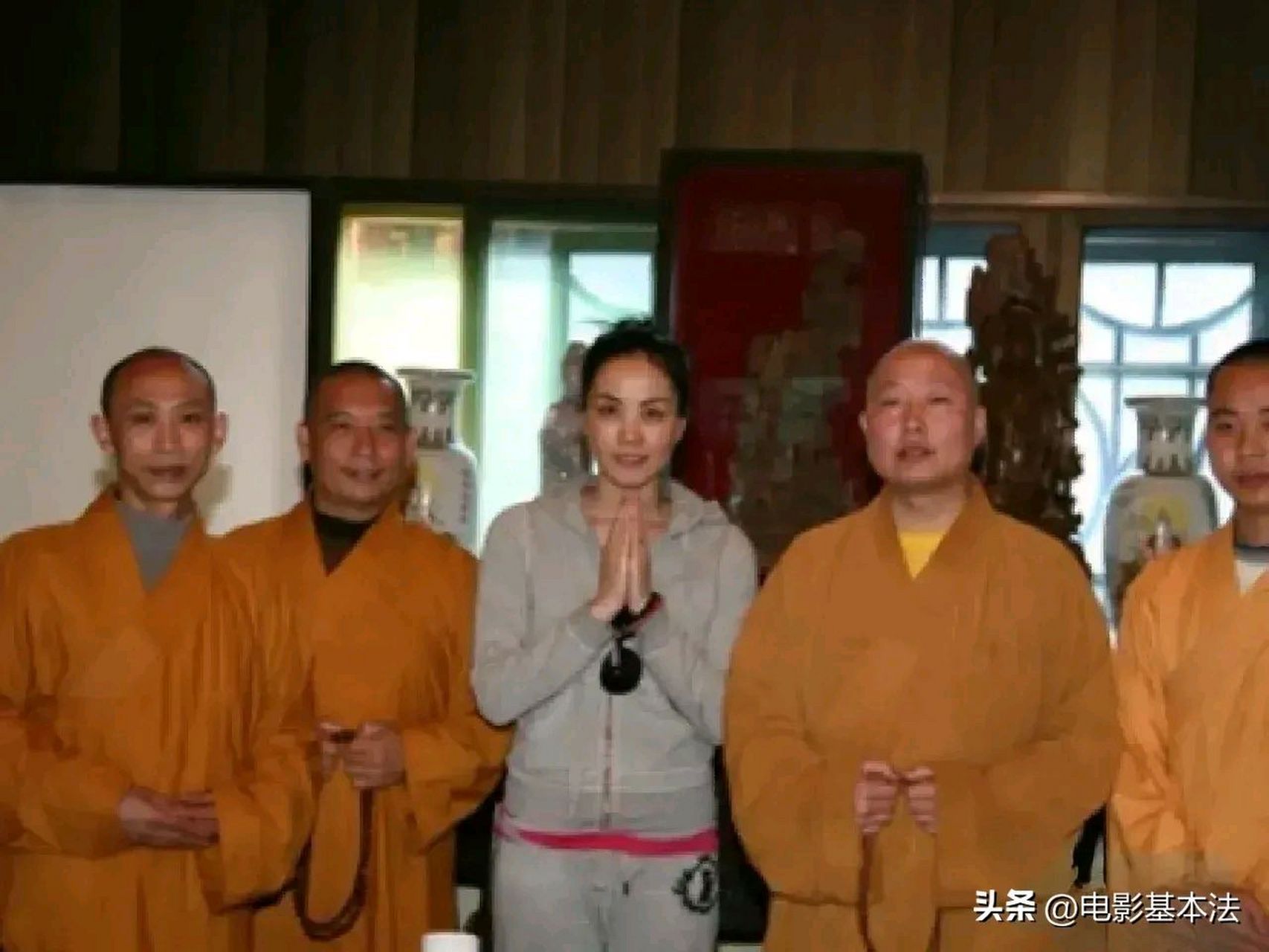 王菲很信佛,20多年前有一次和好友那英icon一起去峨眉山icon拜佛,为了