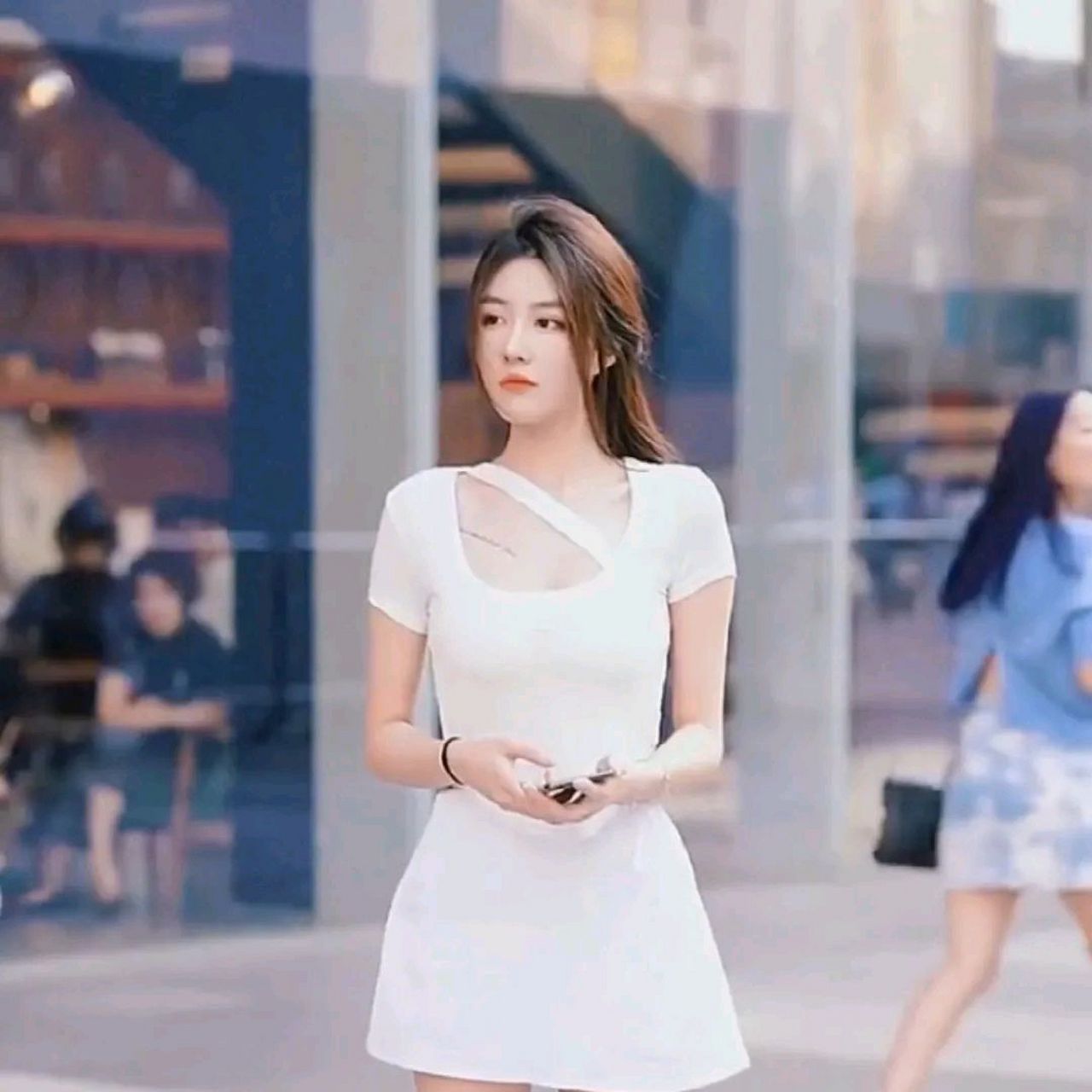 杨子涵长得非常漂亮而且穿着超短裙十分性感.