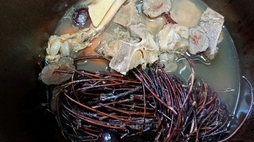 心火旺睡眠质量不好,护肝清热解暑老推荐鸡骨草骨头汤