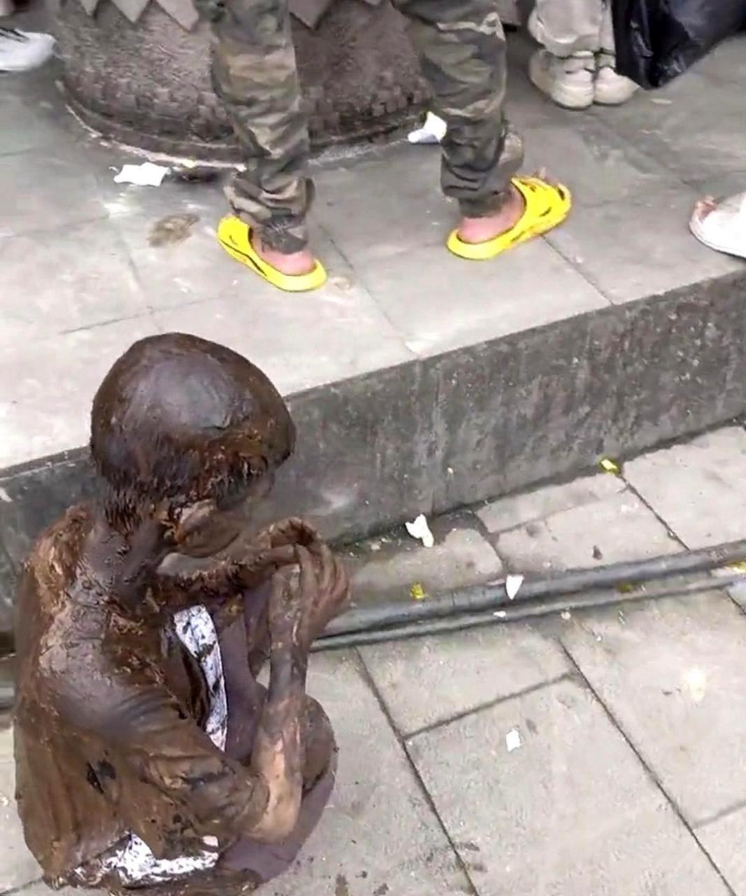 这小孩是掉进泥坑了吧