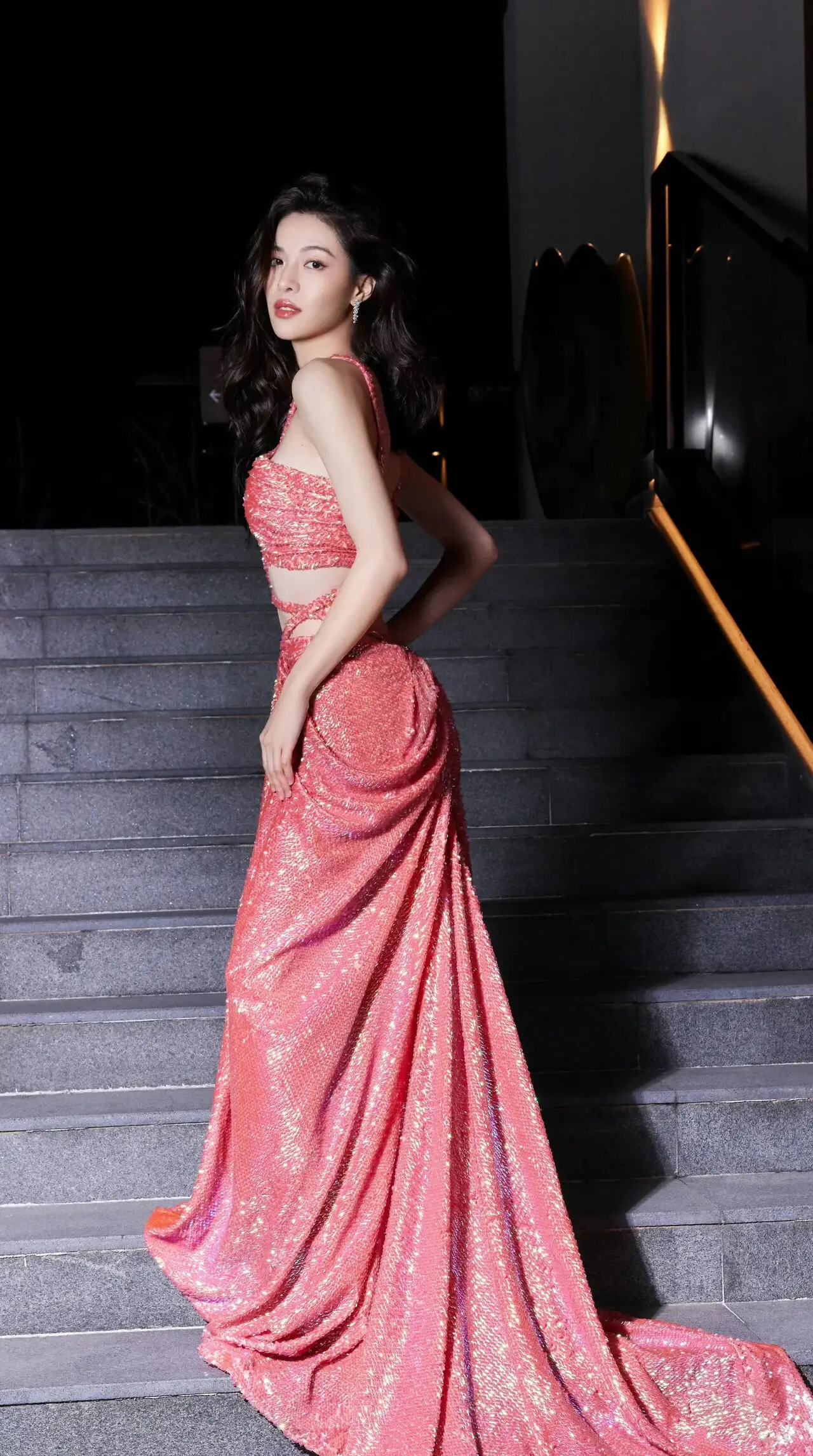 钟楚曦穿玫红色亮片镂空礼服显得妩媚动人