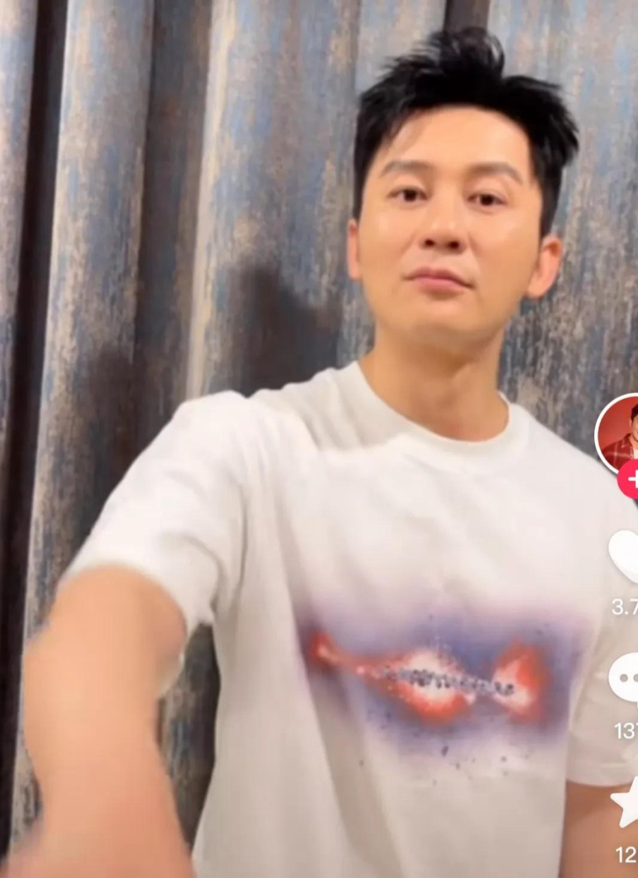 最近主持人李晨晒出了自己为灾区捐款的回执单,他为灾区捐款30万元