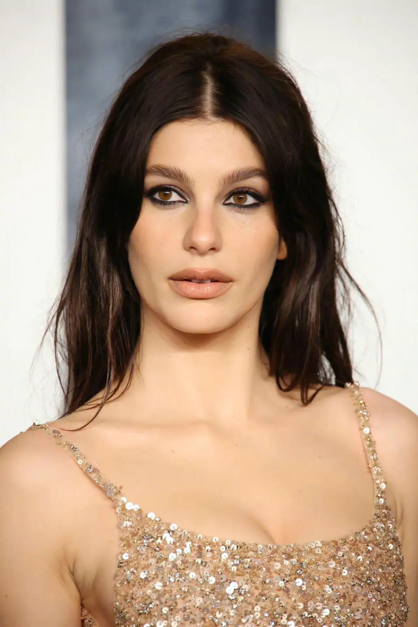 #百家号星火计划# 《黛西与乐队 》卡米拉·莫罗金色亮片裙名利场奥斯