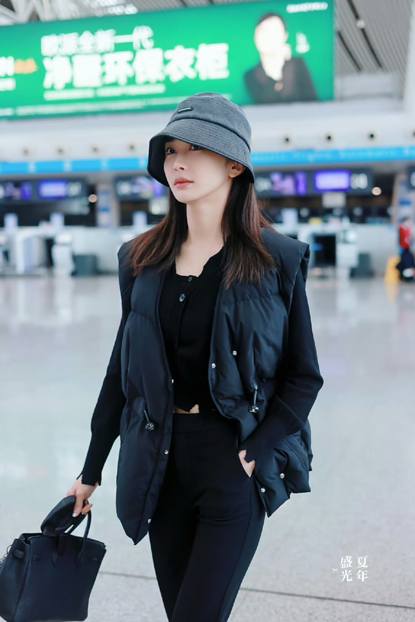 浪姐4陈冰机场休闲装慵懒自在,微微露出锁骨很性感