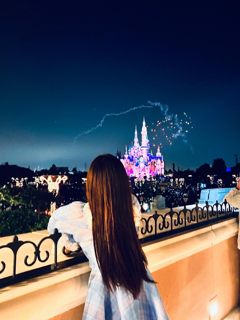 组图：赵露思穿公主裙游迪士尼手拿气球等烟花少女心十足