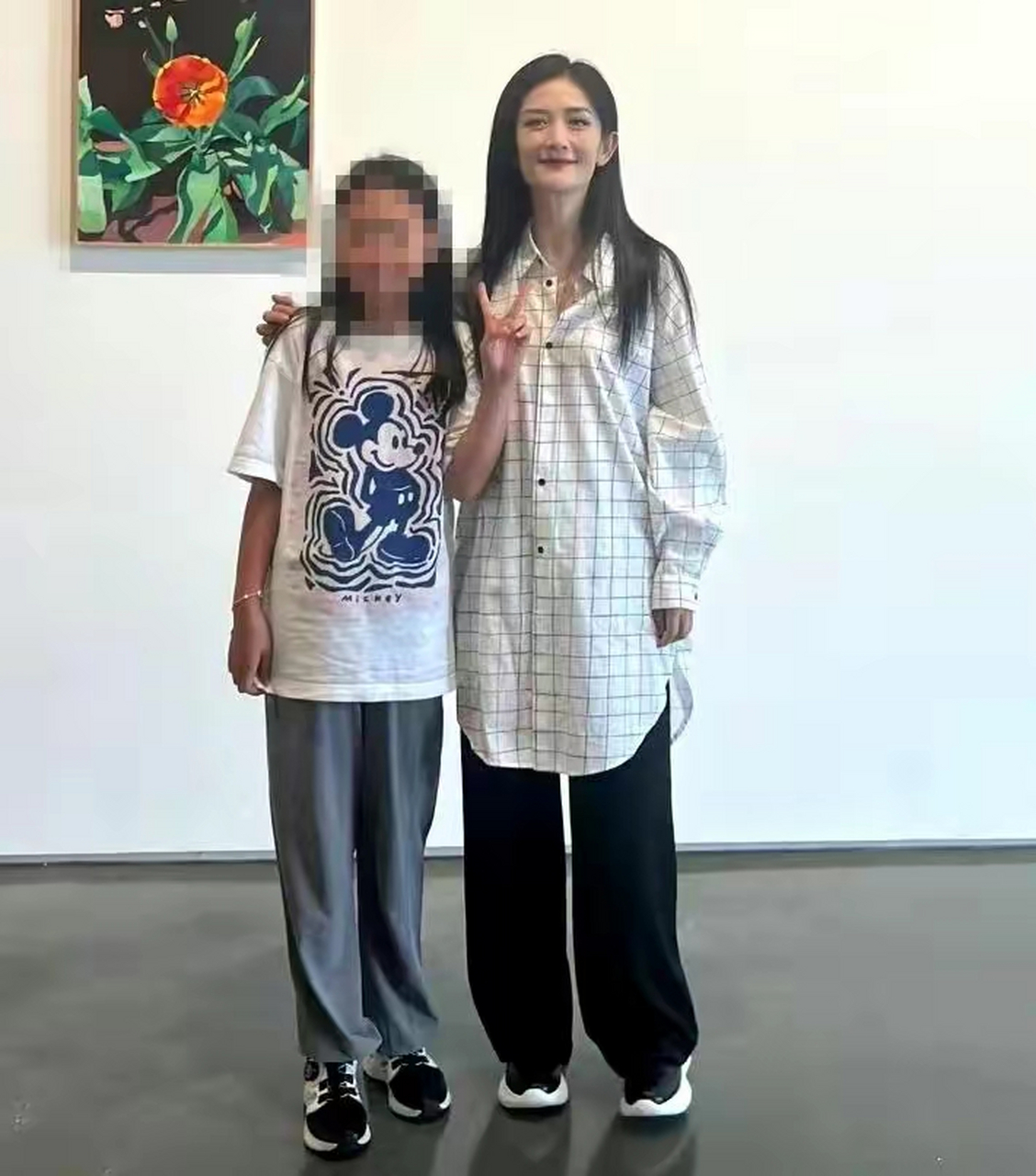 42歲謝娜素顏照曝光,狀態很真實符合年紀,與十歲女孩合影似姐妹 近日