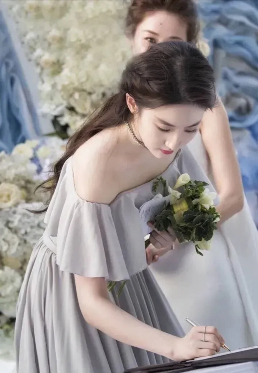 刘亦菲给自己好友当伴娘一组纯情少女服饰展示 这组图展示了刘亦菲多