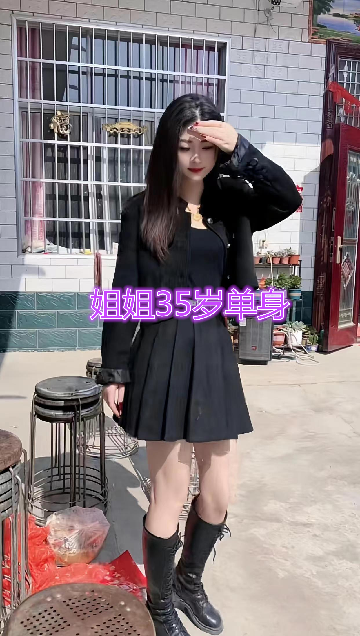 35岁女子参加妹妹婚礼,村里大爷围观议论:姐姐这么漂亮嫁不出去