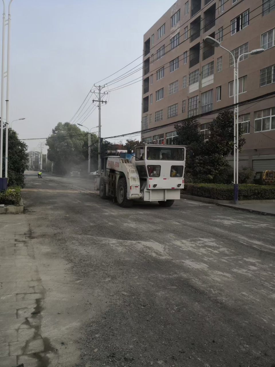 gpj3x-600共振破碎机可实现全断面共振碎石化施工,彻底消除新加铺沥青