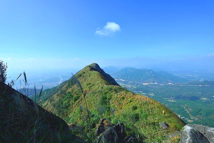 广东茂名浮山岭,有"城市后花园"的美誉,是赏日观云海的好地方