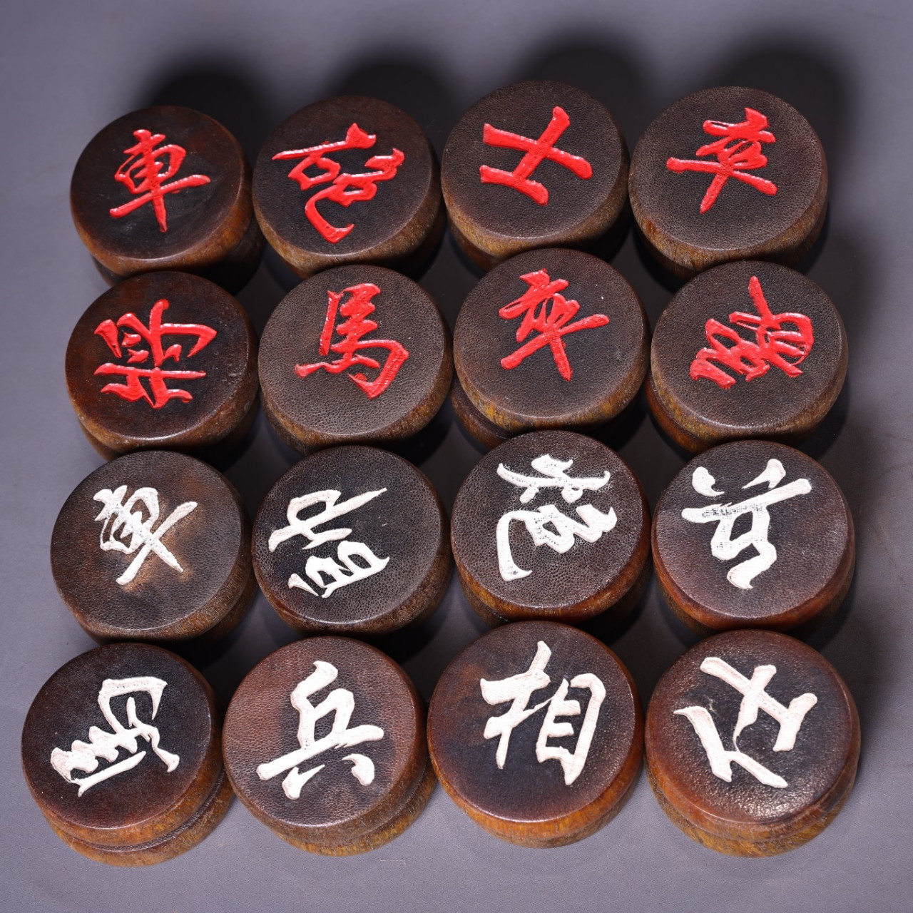 珍品旧藏收罕见犀牛角雕刻象棋一套 一个重50克  厚1.5厘米  直径5.