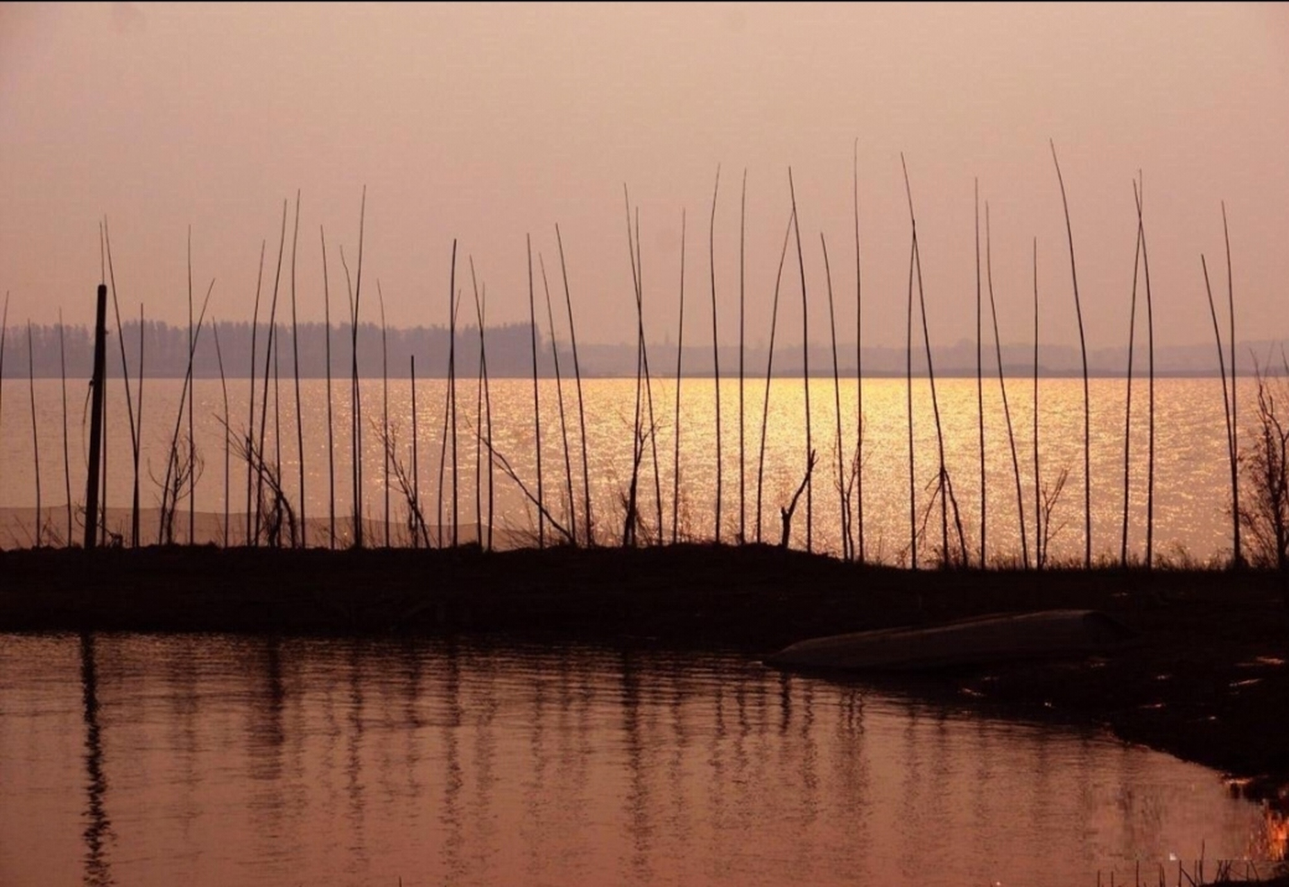 这个湖泊位于安徽桐城东南部,因沿湖儿童常嬉戏湖中而得名