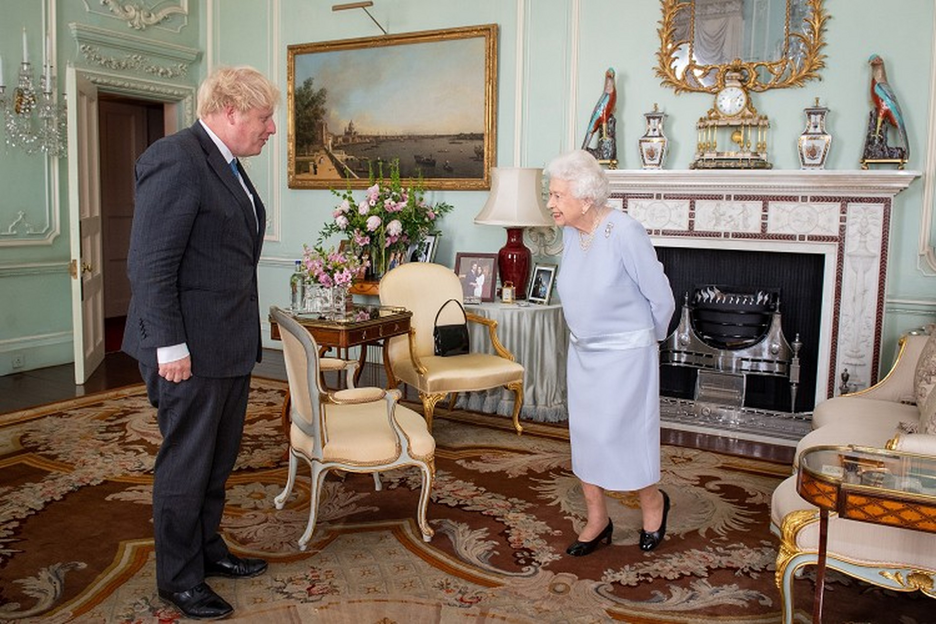 英国重启女王首相周会 英国女王伊丽莎白一世在白金汉宫接见英国首相