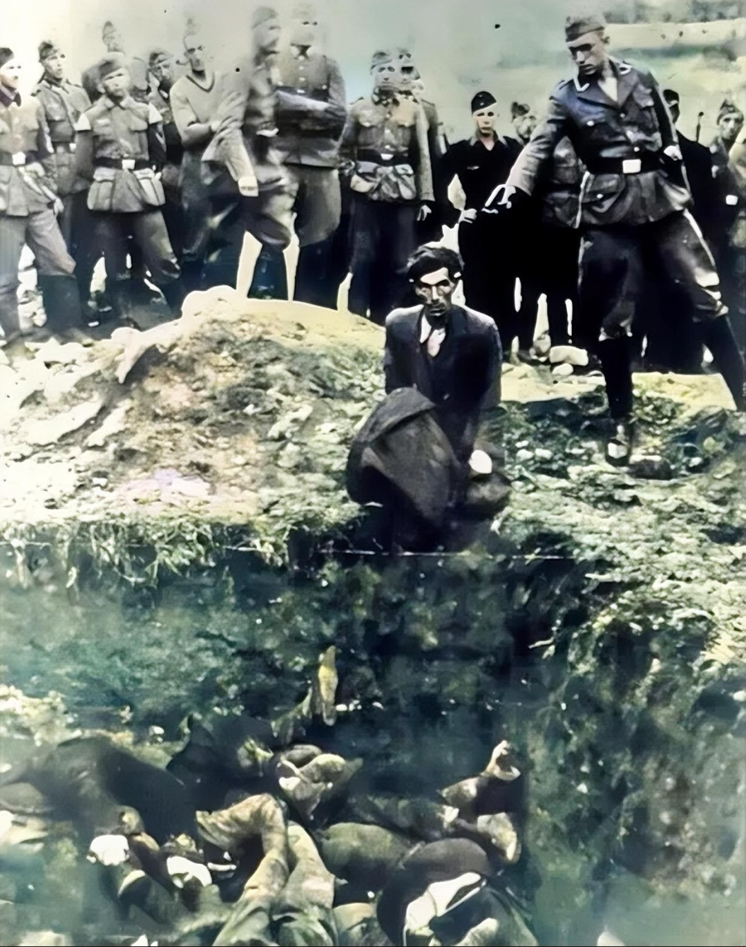 1941年9月在乌克兰的文尼察地区德军集中枪杀乌克兰犹太人的照片