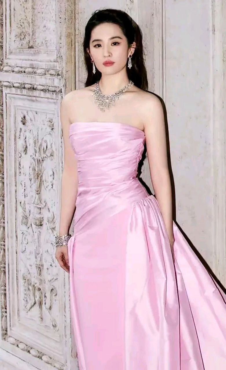 刘亦菲穿粉色衣服照片图片