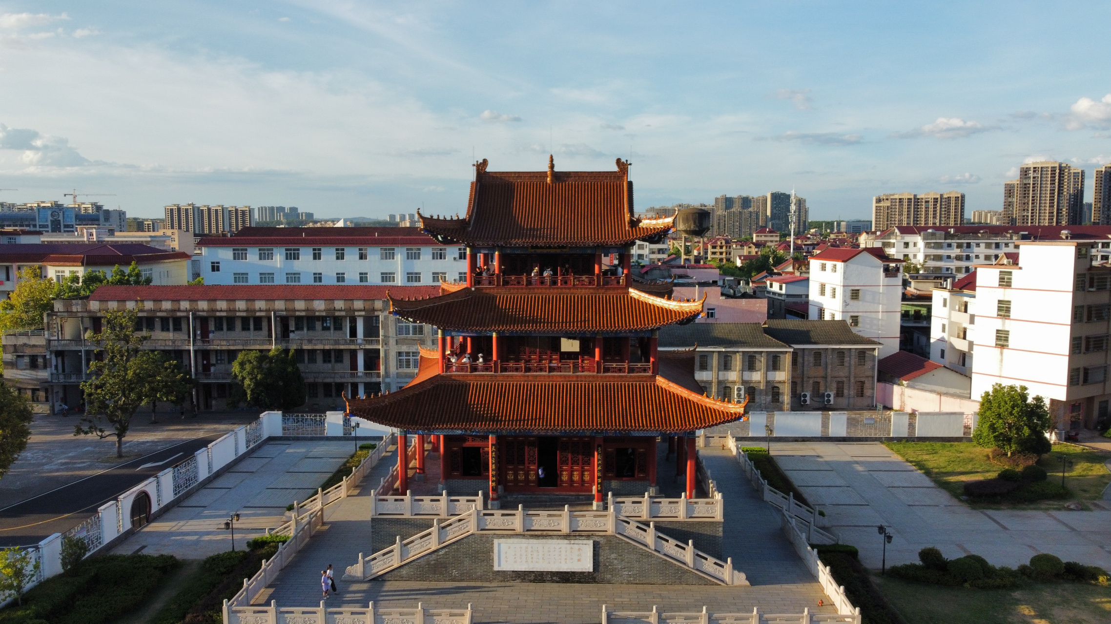 江南西道人杰地灵  快阁始建于唐朝,位于吉安市泰和县,与郁孤台,宜 