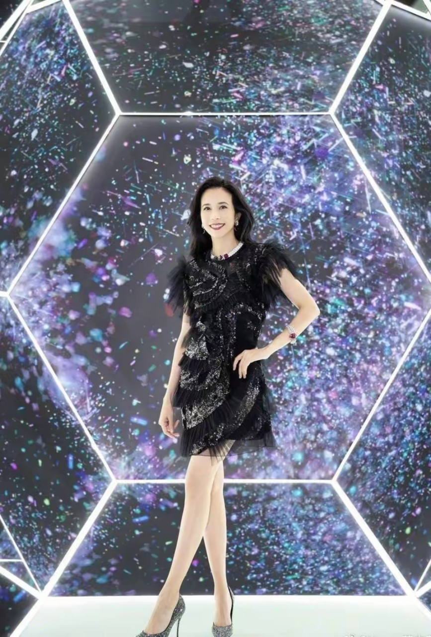 莫文蔚的腿不愧值三千万,穿短裙的美腿又细又长,女人看了都羡慕