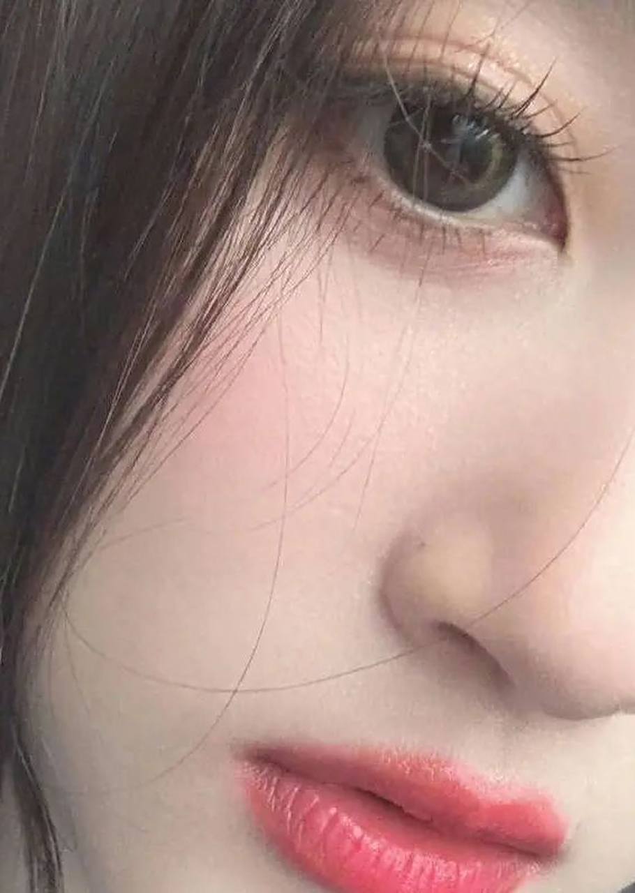 关晓彤晒车内怼脸自拍照 戴美瞳妆容精致皮肤白嫩  关晓彤在9月13日的