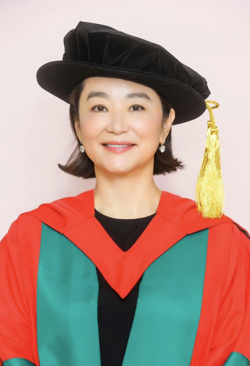 林青霞的脸才是自然老去的正常状态,脸部还很细腻,眉眼间温和