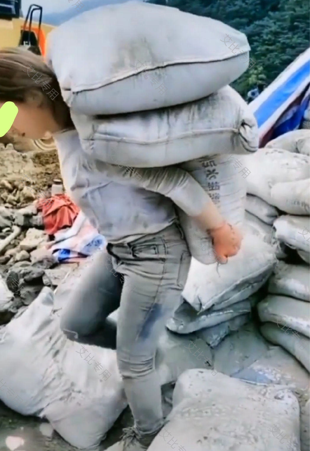 女孩在工地搬水泥,一次背3袋,只为给自己挣嫁妆钱