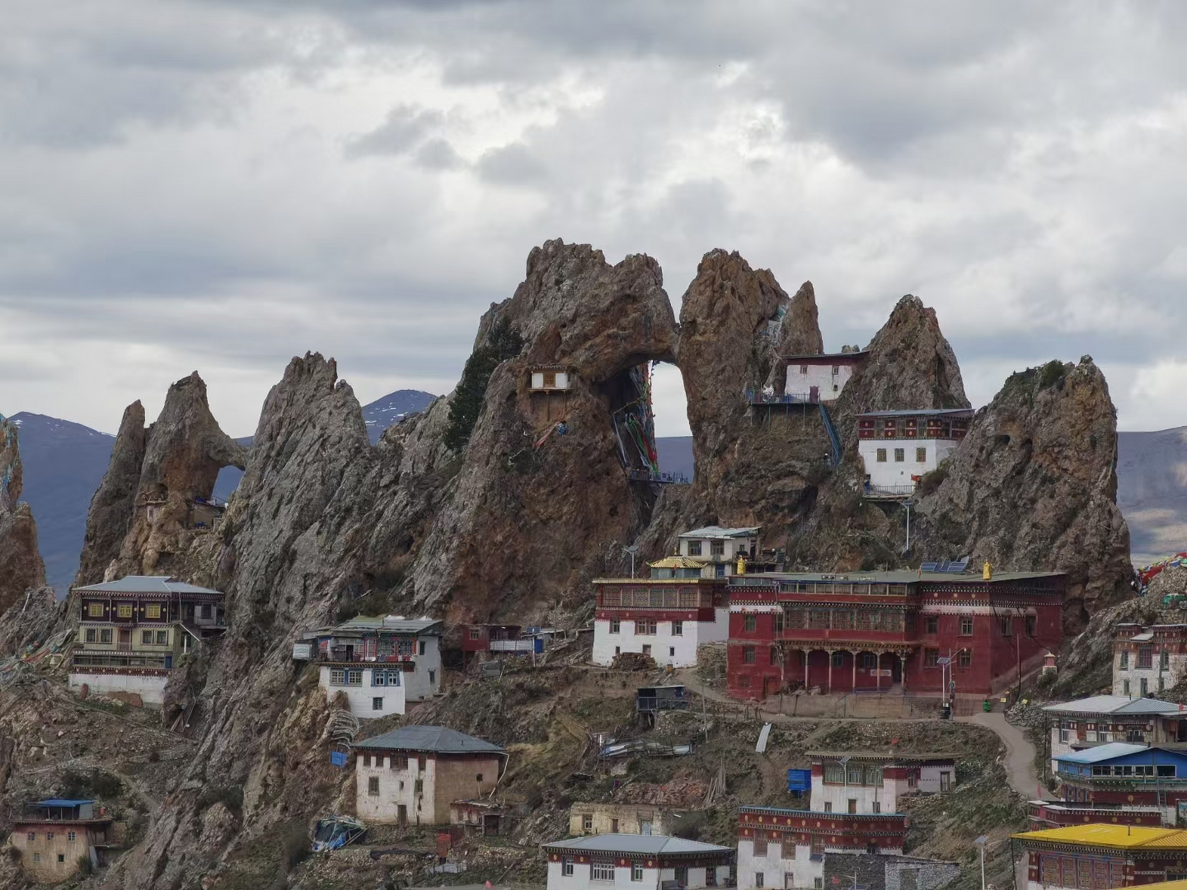 在西藏昌都沿途走过很多寺庙,其中最著名的有孜珠寺,号称天上寺庙,是