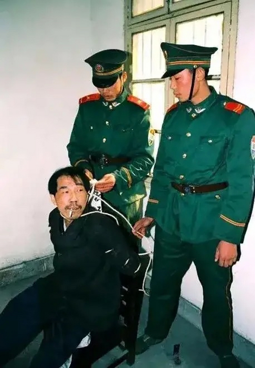 1999年,法子英即将被执行死刑时的情景,两名法警正在对其五花大绑.