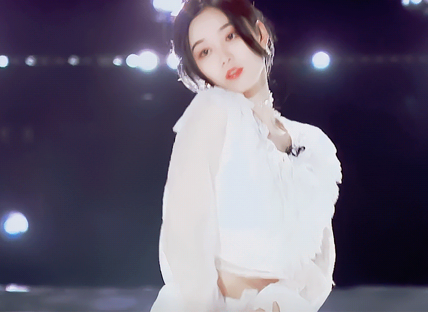 徐艺洋墨绿低胸长裙,时尚中透露性感,身材姣好肤色雪白