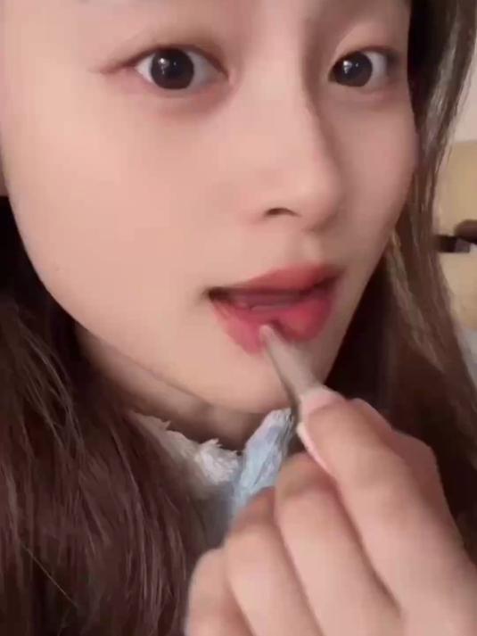 用唇膏嘴起皮(用唇膏嘴唇起皮)
