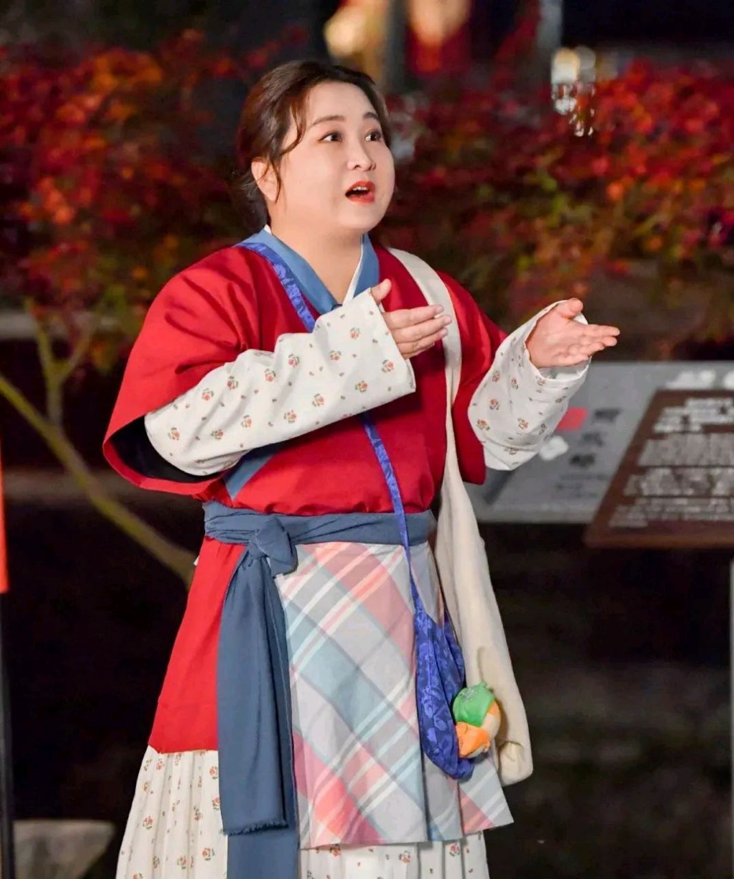 贾玲,出生于湖北,中国内地喜剧女演员,毕业于中央戏剧学院  在校期间