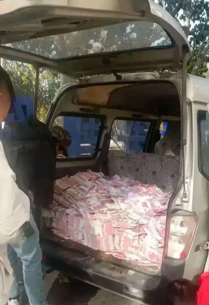 从来没见过这么多的钱,这一车得五千万了吧!