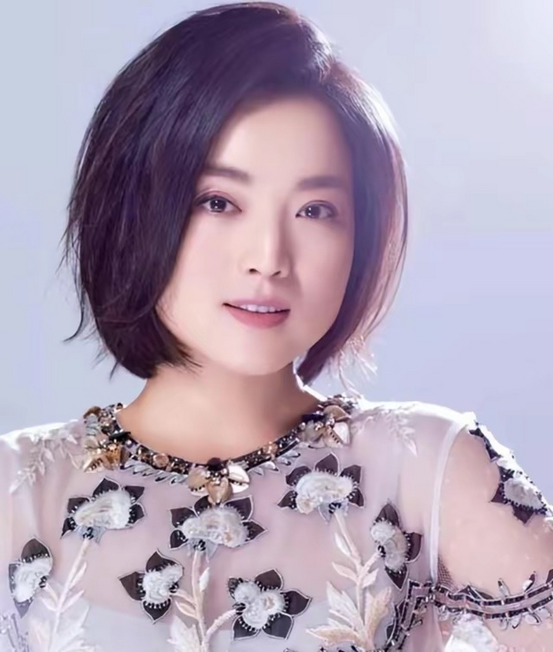 歌手白雪: 38岁与富豪离婚,二婚嫁小8岁东北小伙,如今的白雪和原艺是