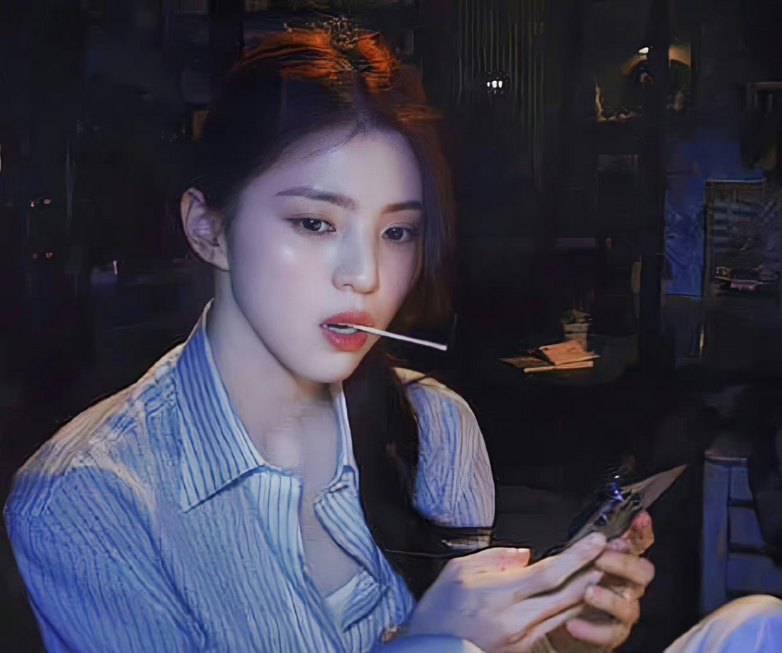 韩素希吃棒棒糖姬达狂响,这确实美哇~而且可塑性好强,可以美艳,可以小