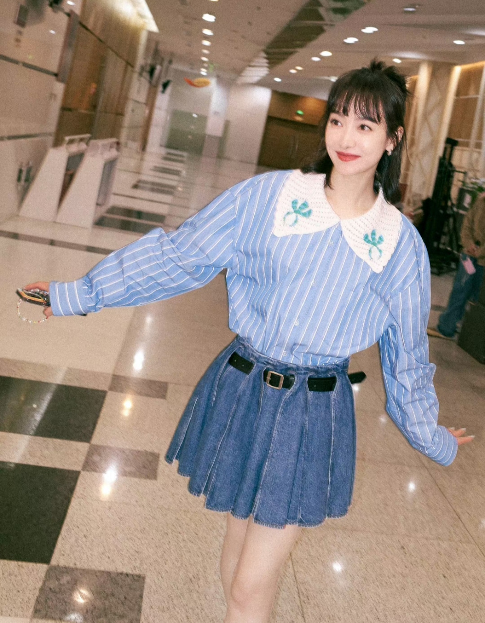 宋茜换发型以后更加活泼了,工作室晒生活照宛如二十岁小女生,蹦蹦跳跳