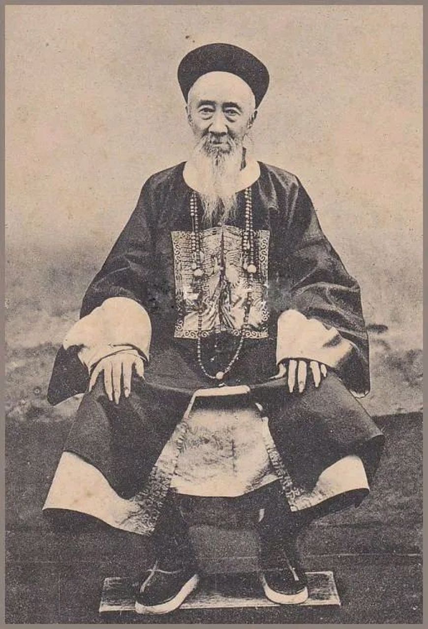 "  醇亲王载沣此话一出,满朝文武大臣一个个目瞪口呆,纷纷看向张