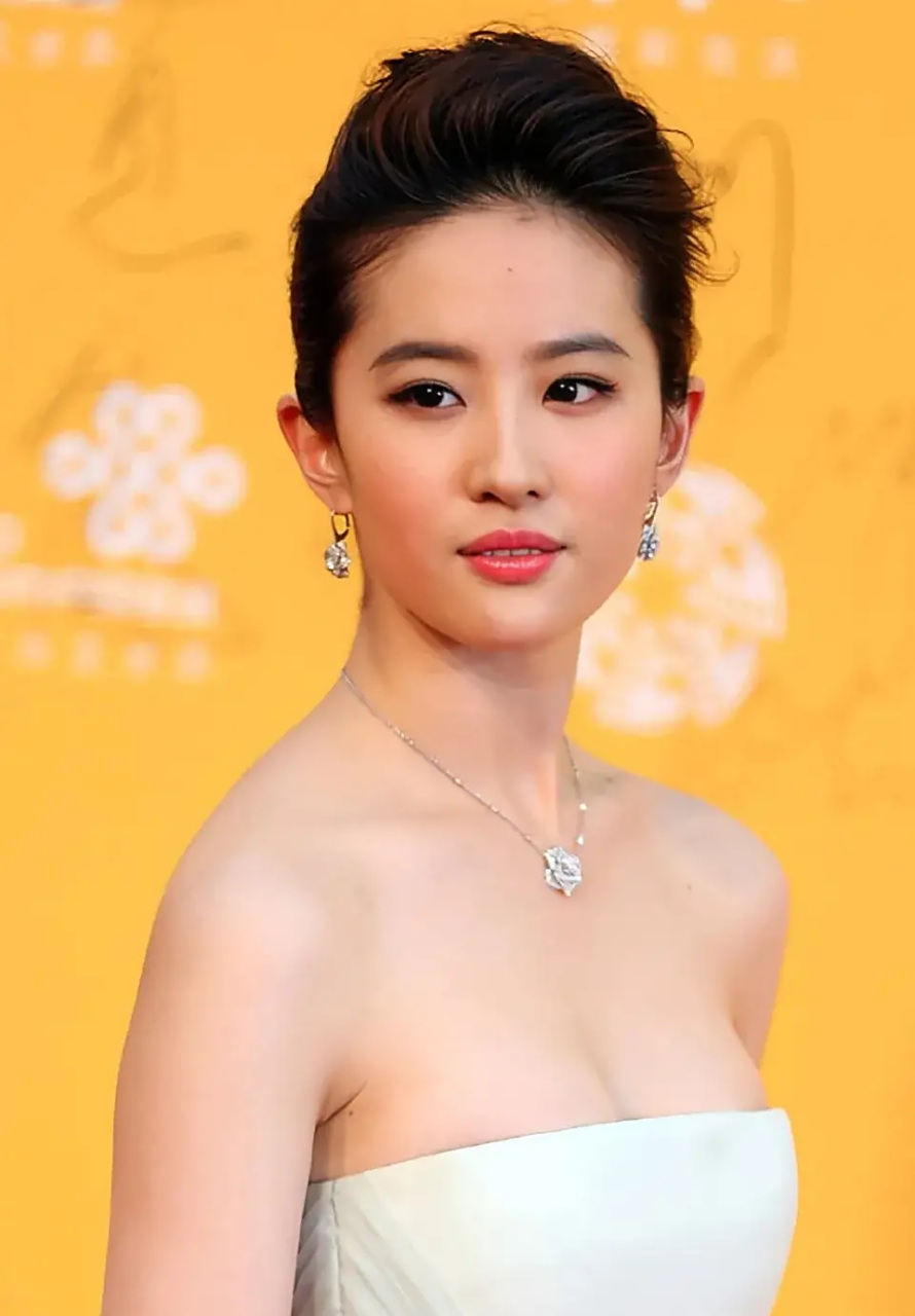 刘亦菲低胸一字抹胸长裙生图,宝宝们爱了吗?