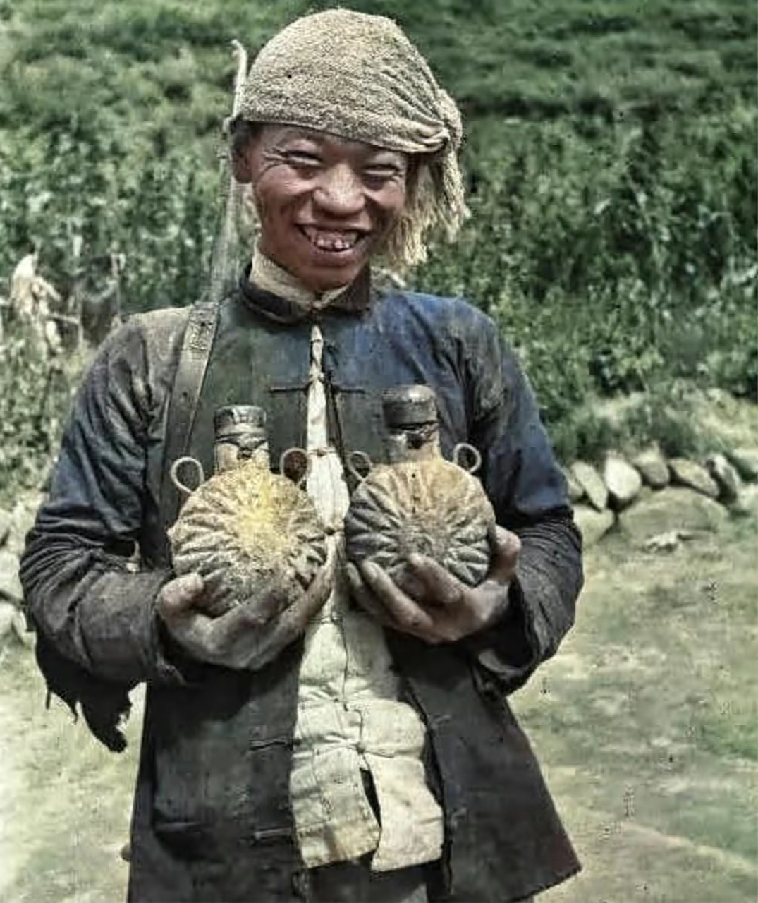 历史老照片,这是抗战时期地雷战中,民兵用的土地雷,看着就像两颗榴莲