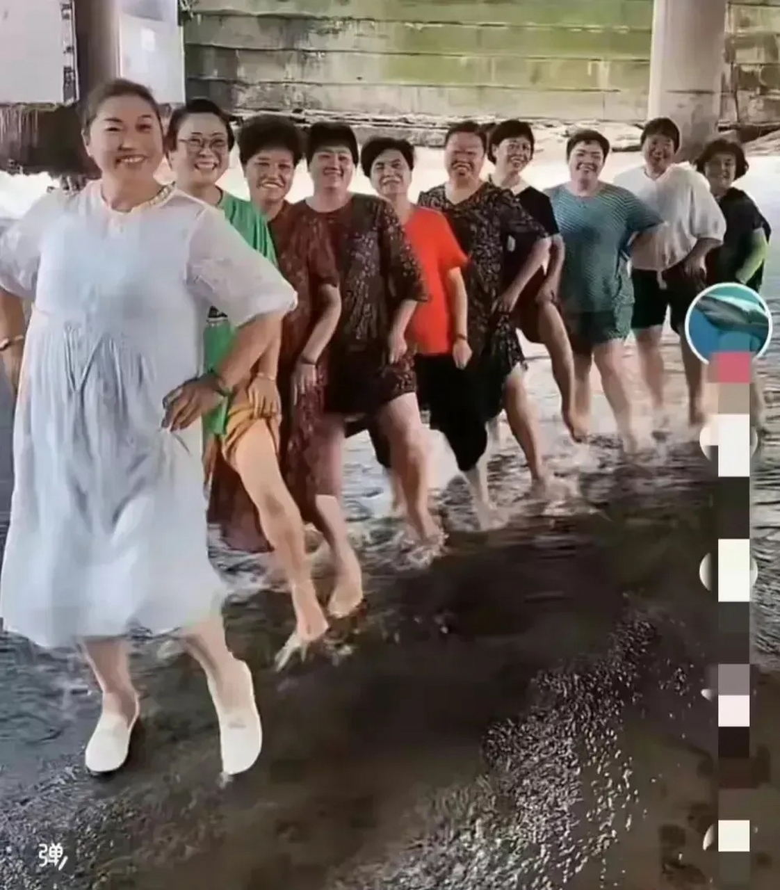 图三是十个人,另外一个大概在拍照.没想到七条人命就这样没了!