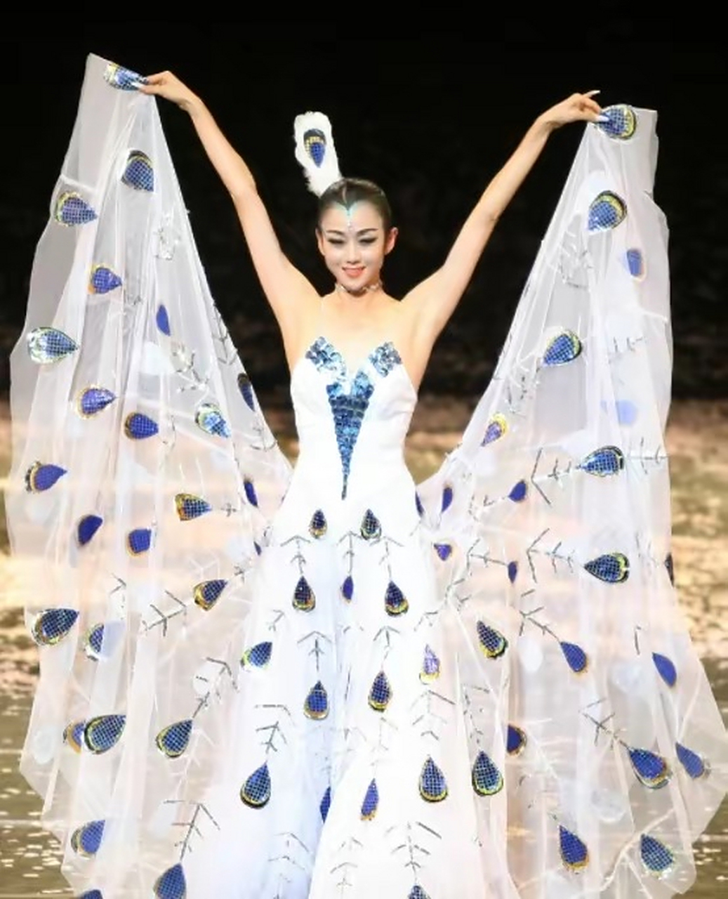 杨丽萍舞蹈表演"阴阳双修",女舞者被侵犯网友直呼辣眼 近日,杨丽萍所