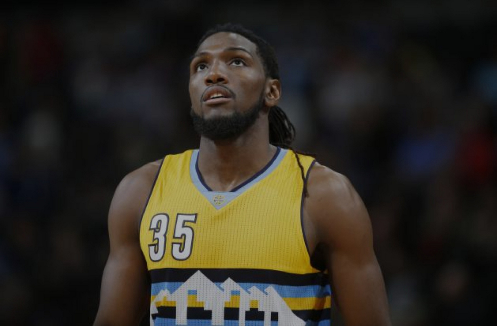 法里埃德成名于掘金,一头飘扬的长发脏辫,人群中最黝黑的肤色,粗犷