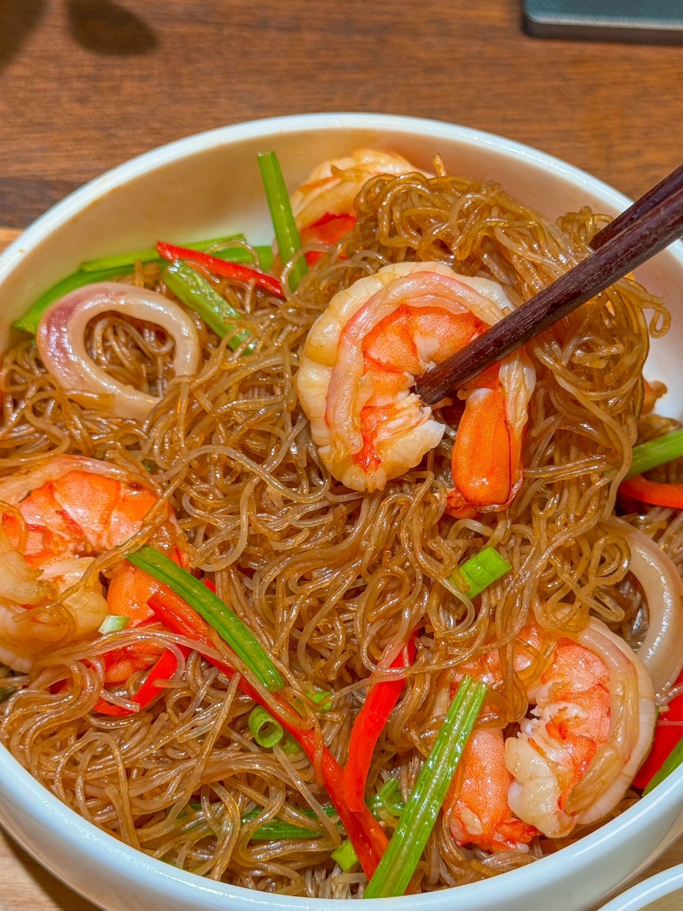 喜欢干捞粉丝的举个爪呀～ 95准备食材 粉丝 大虾 鱿鱼 小芹菜 红