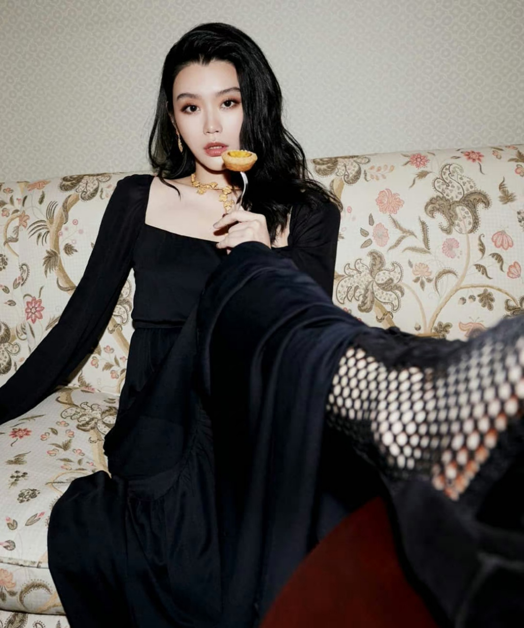 奚梦瑶# 一袭黑色长裙,性感妩媚,风情万种,养眼吸睛