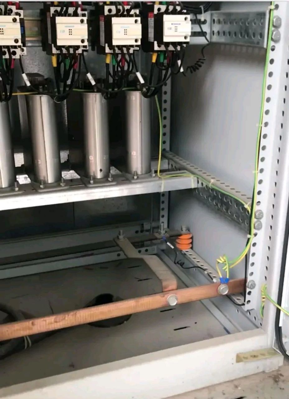 这是变压器低压配电箱,零排与地排之间有个用铜排连接的地方,为什么