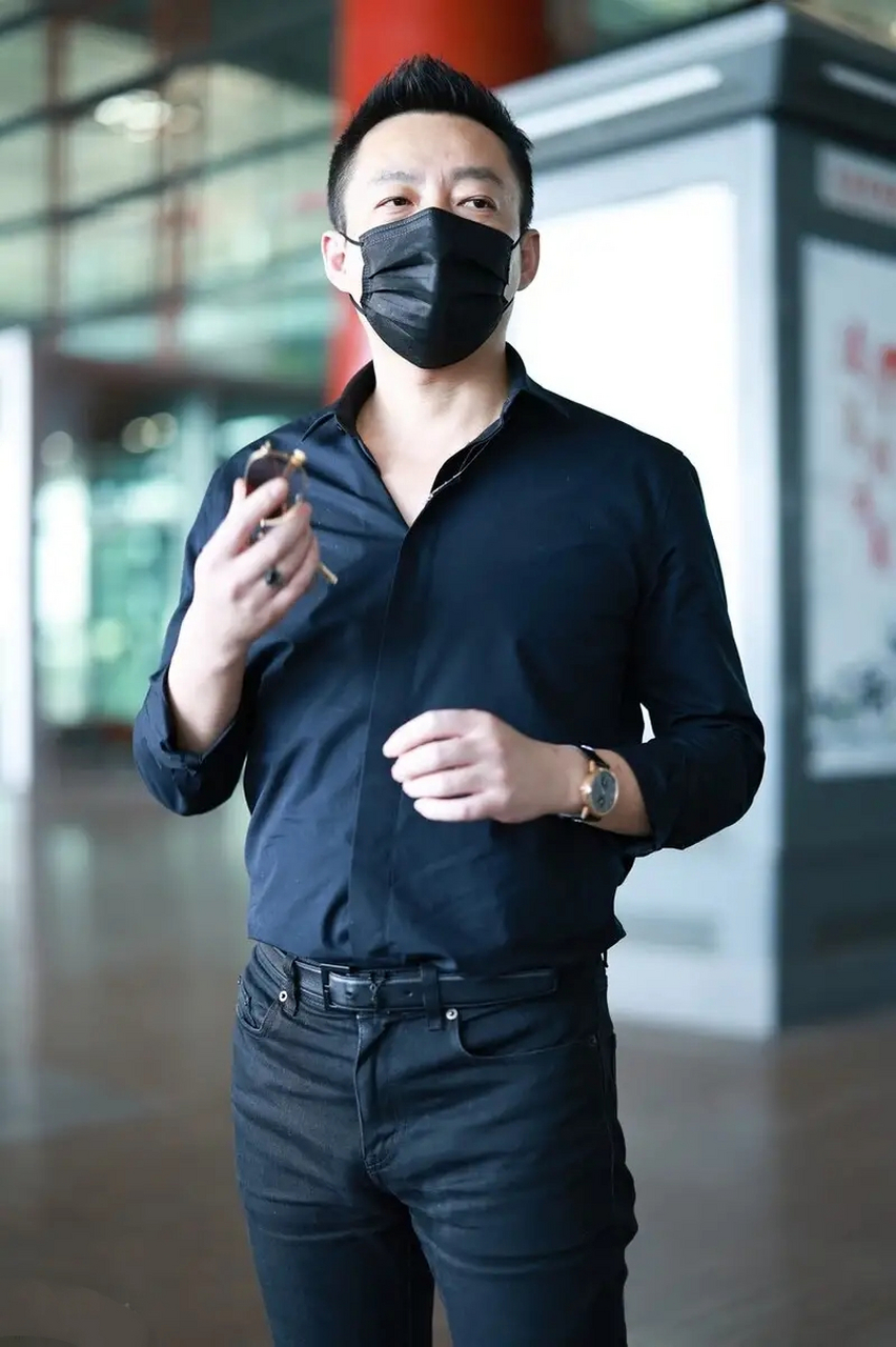 今天汪小菲亮相北京机场,他这次搭配了一身黑色的衣服,看上去特别的