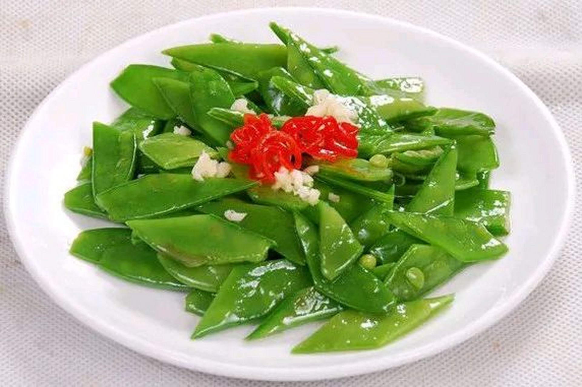 清炒扁豆是一道简单又美味的家常菜肴,以其鲜嫩可口,营养丰富而备受