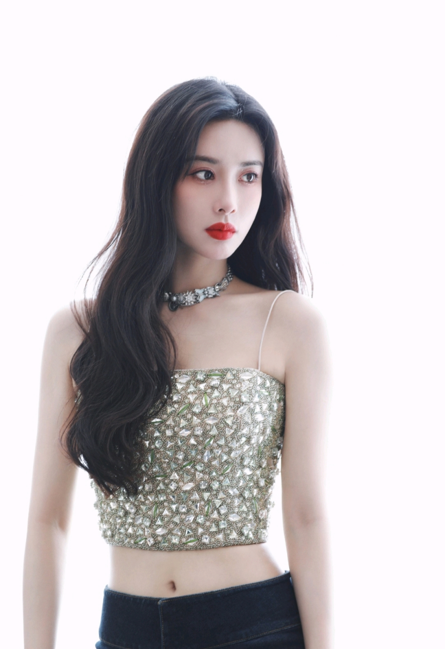 孟子义穿吊带,大秀小蛮腰,完美的腰部曲线迷人至极!