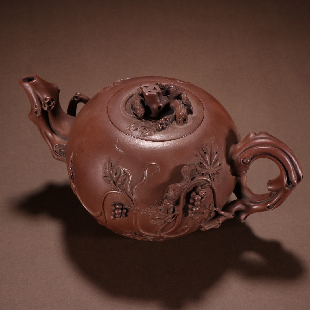 旧藏 桂林款 紫砂堆雕松鼠葡萄纹壶