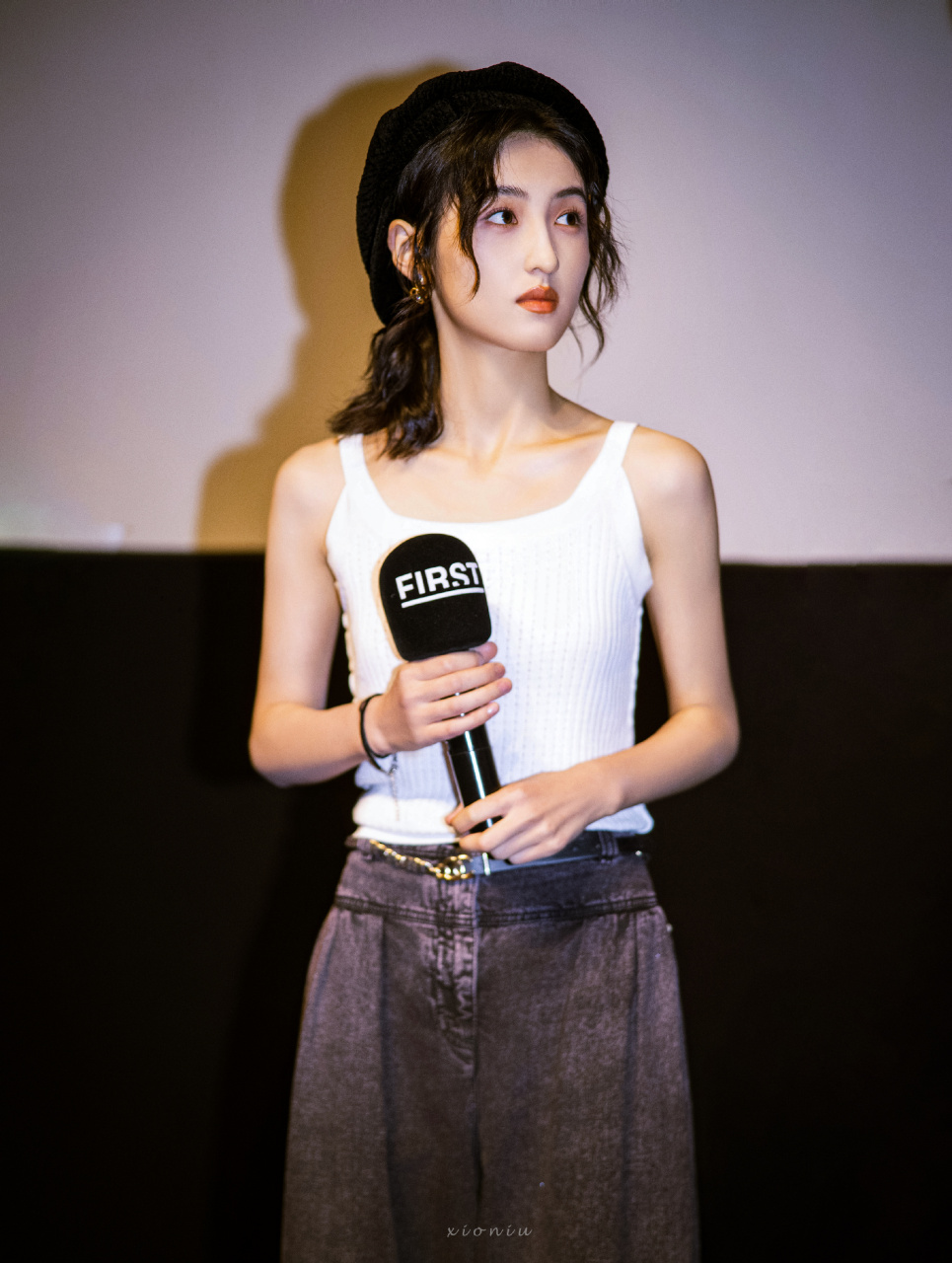 张子枫最新出席活动状态,她现在瘦了好多啊,白色吊带背心搭配牛仔裤